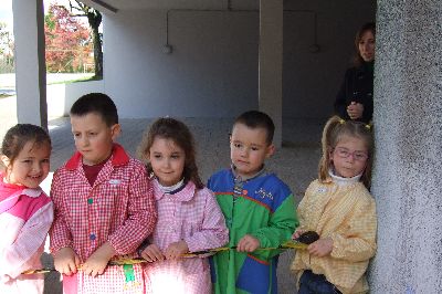 Alumnos de infantil esperando polas castañas
