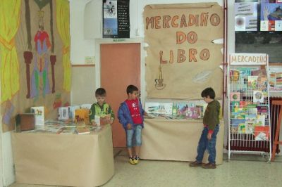 Ollando os libros.
