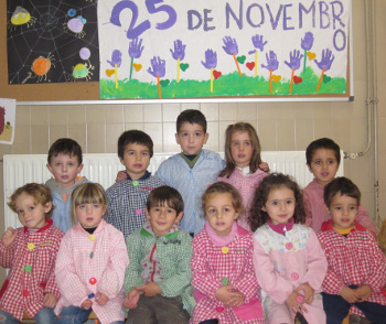 nenos e nenas da aula de 3 anos día contra a violencia