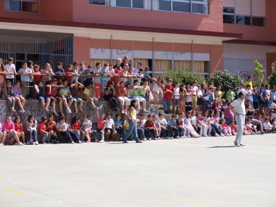 O público e o arbitro controlando dende a banda
