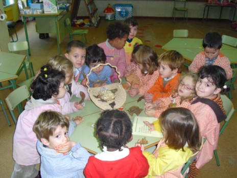 nenos e nenas de 3 anos comendo as froitas.