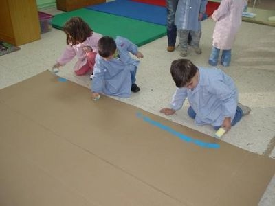 Os nenos e nenas de Infantil xunto cos compañeiros da "escola de Fragas" pintamos o fondo do mural, como era moi grande levounos bastante tempo
