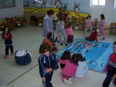 Os compañeiros e compañeiras de primeiro e segundo encargáronse de encher o mar de peixes, plantas...   Pola súa banda os de quinto estaban a facer o barco que completaría o mural.
