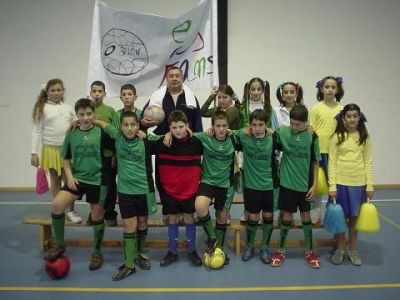 Os alumnos e alumnas de sexto curso disfrazáronse dun equipo de fútbol e as súas "fans". 
