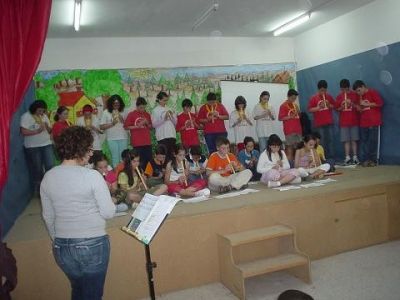 Para rematar interpretouse o himno de Galicia que tamén foi cantado polos demáis nenos e nenas do colexio. 
