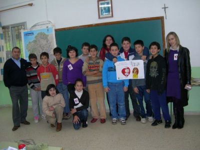 O gañador do concurso de carteis, xunto cos compañeiros da súa aula.
