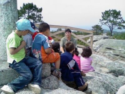 No monte Siradella contárnonos cousas sobre a natureza e os paxaros.
