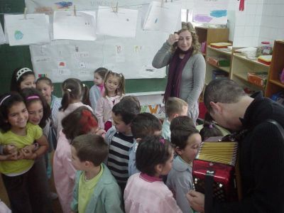 Ó rematar, despedímonos do acordeón de Luís tocando as súas teclas
