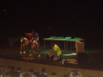 No teatro desfrutando do espectáculo de música e percusión de ODAIKO nas escolas
