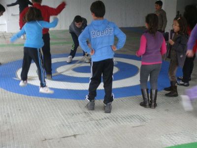 Xogando no recreo ao reloxo coa corda
