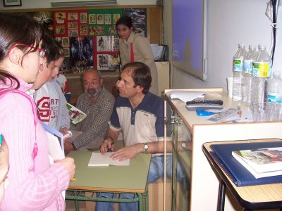 Antonio Reigosa asinando libros
