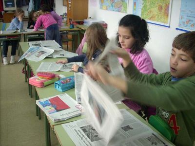 Alumnos de terceiro facendo os cucuruchos
