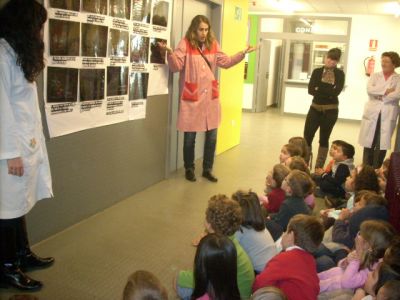 Nenos de infantil vendo o conto de Frederick
