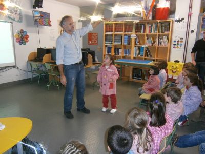 Ricardo na súa charla aos alumnos de infantil
