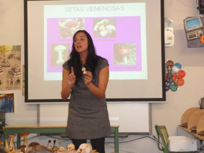 Mercedes na exposición a infantil.
