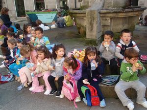 Saída a Vigo
Nenos e nenas comendo o bocadillo na Praza da Princesa de Vigo.
Palabras chave: Comendo o bocadillo na Praza  da Princesa ( Vigo ).