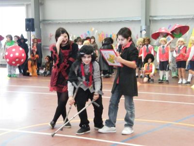 PRESENTARON O DESFILE OS ALUMNOS/AS DE 6º DE PRIMARIA
