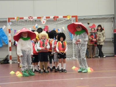 OS "ZIPIS" E "ZAPES" DE 3º E 4º DE PRIMARIA EMPEZANDO A DESFILAR
