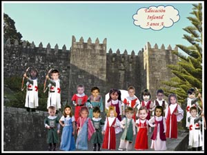 Os alumnos e alumnas de Educación Infantil posan no castelo