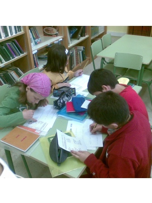 Alumnos e alumnas investigando na Biblioteca