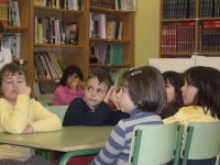 Os nenos e nenas de 1º curso escoitan atentamente os contos da Tradición Oral