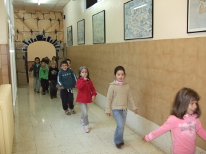 Os nenos e nenas de Educación camiñan cara á Biblioteca na súa primeira visita