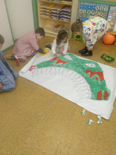 Pintando o tiranosaurio-rex da nosa porta.