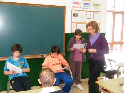 Alumnos de 6º A leen en 5º B
