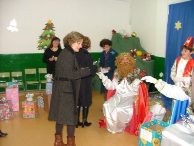 As profes de Infantil van recibir o seu regalo
