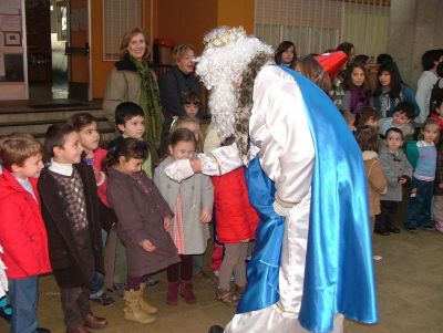 Melchor sauda aos máis pequenos
