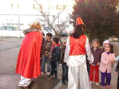 O Rei Gaspar saúda ao alumnos de 1º
