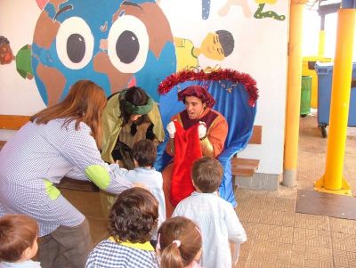 o ALUMNADO DE INFANTIL ENTREGA AS CARTAS
