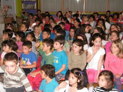 Uns moi abraiados coa actuación mentres outros aplauden!
