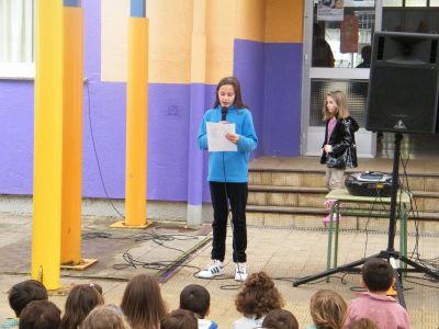 Andrea, alumna de 6º, presenta o acto
