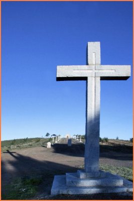 Á entrada do parque do Invernadoiro érguese unha enorme cruz de pedra que indica o inicio da subida ata a capela que domina a paisaxe
