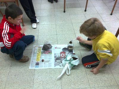 Nenos e nenas de 2º plantando castiñeiros
