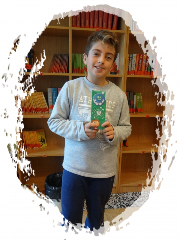 Nenos de 5º curso recollendo un xogo de preguntas e respostas por ter ganado o cmapionato de parchís da biblioteca escolar.