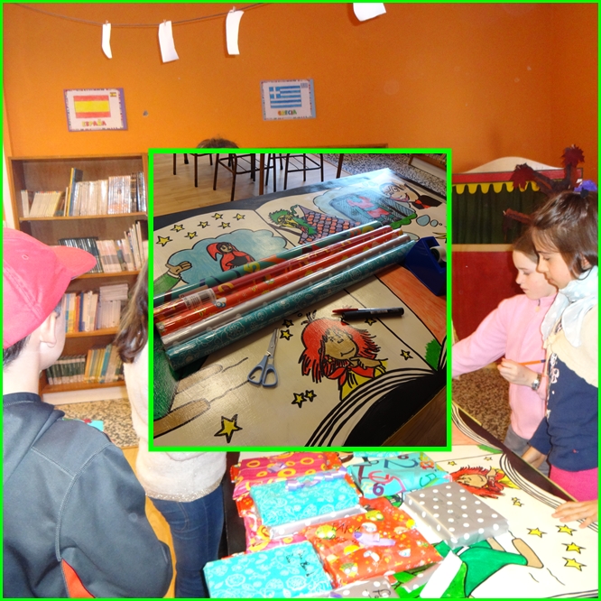 Nenos e nenas envolvendo libros en papel de regalo na biblioteca