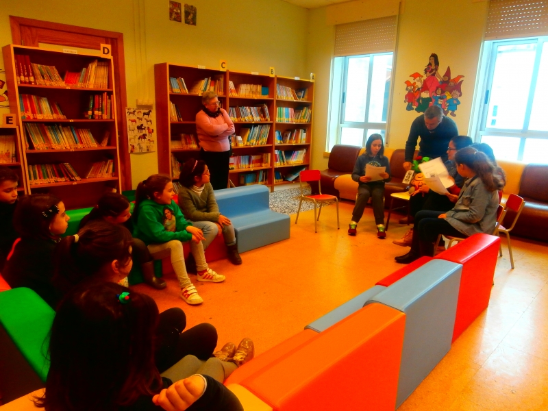 Círculo de nenos e nenas reunidos para comezar co club de lectura