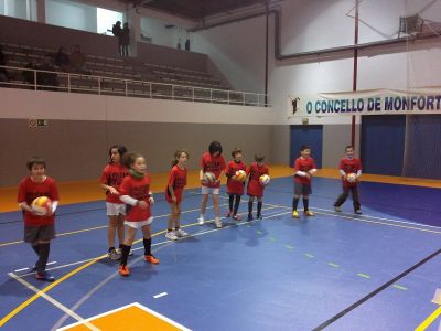 2ª xornada
Xogadores/as de 4º de Primaria practicando o saque antes do partido
