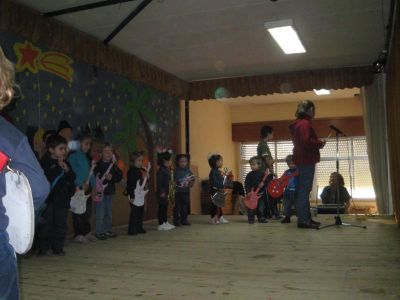 AULA MIXTA
Preparando guitarras.
