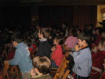 OLLOS PARA VER
Os nenos axudan a Carmela.
