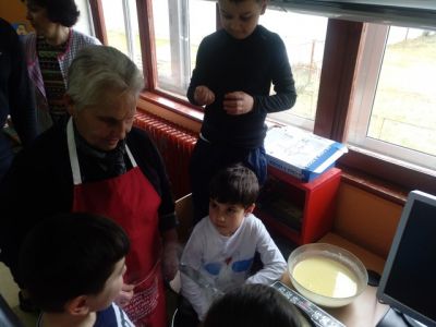 ACTIVIDADES
A bisavoa de Sara aprendeunos a facer filloas
