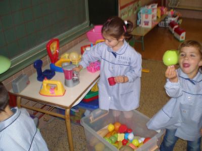 Facéndonos cos xoguetes da nosa nova clase.
