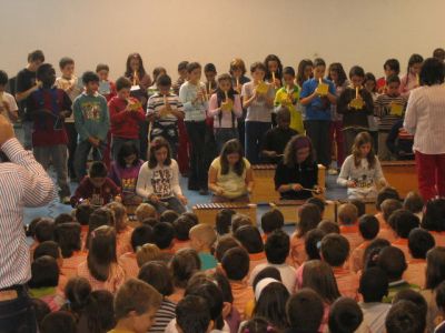 Alumnos / as de 5º e 6º interpretando o himno galego
