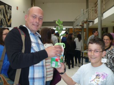 Fermín entrégallo ao profesor do Guillelme Brown
