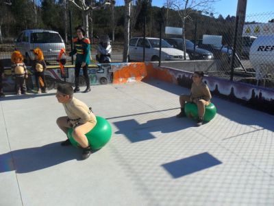 Adrián e Cristian facendo equilibrios nos canguros
