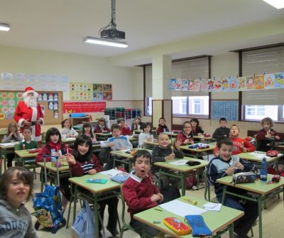 Papá Noel en 2º
O alumnado de 2º de Primaria recibe a visita e o agasallo de Papá Noel.
