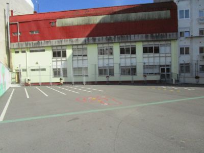 Patio exterior e edificio
