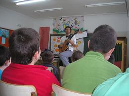 Xoán Curiel coa súa inseparable guitarra